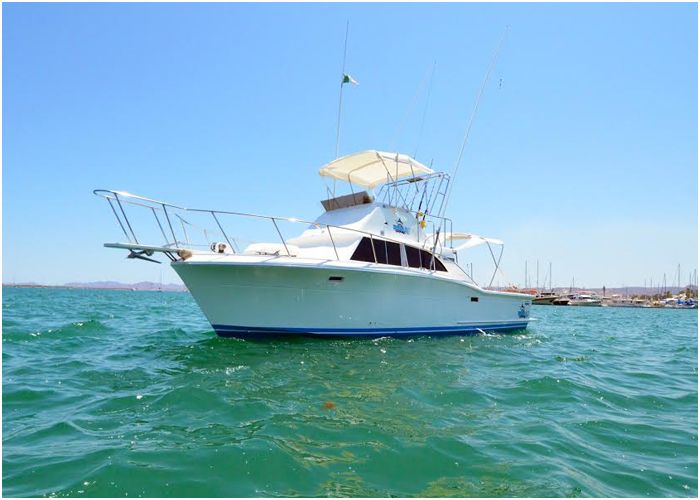 35-foot sportfishing boat running across turquoise water